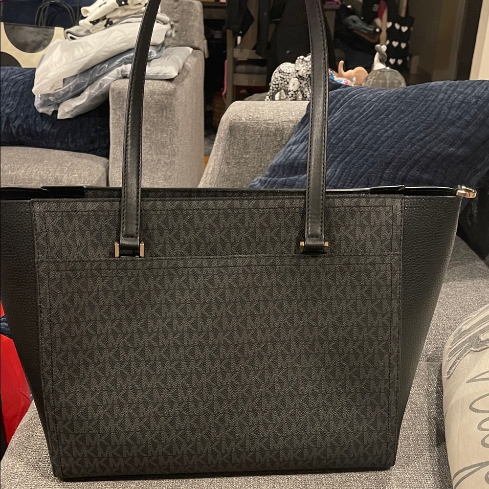Michael Kors Large Maisie 2/1 Black Signature Tote. With logo snapin clutch NWOT - Picture 4 of 11